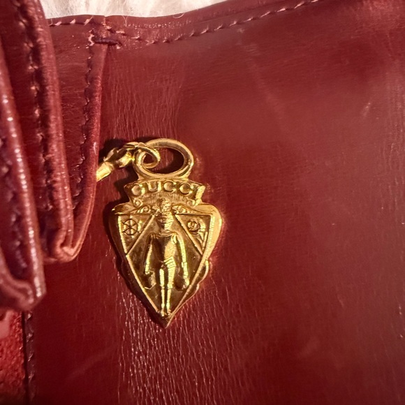 Vintage 1970s Gucci Burgundy Leather Shoulder Bag Gold Crest Italy - Picture 4 of 13